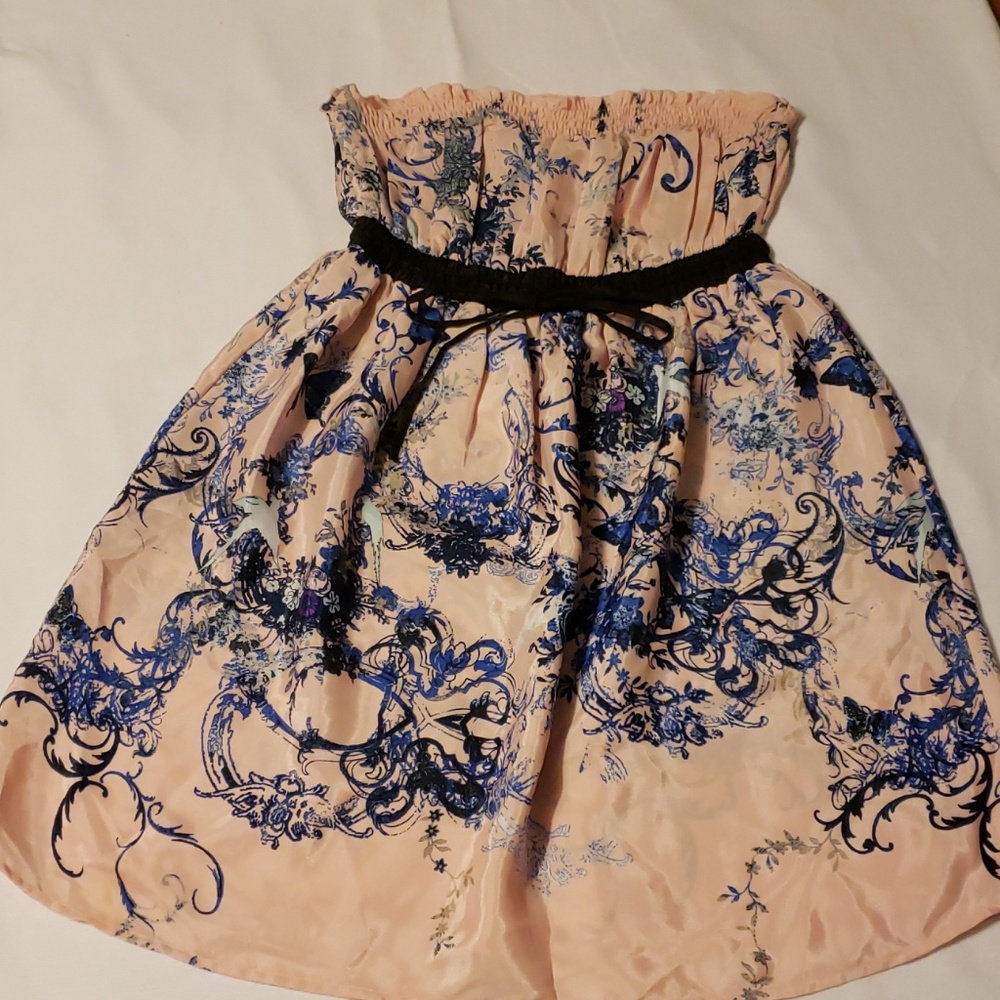Super cute strapless dress.